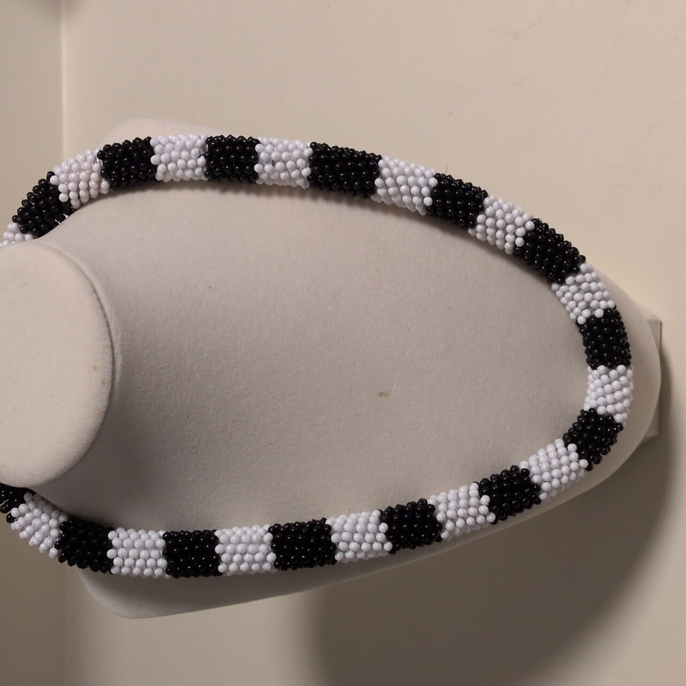 Black‎ and White Beaded Stretch Necklace